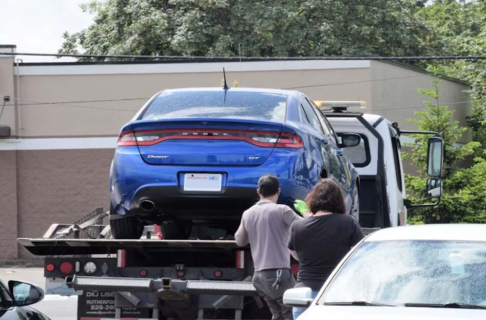 Roadside assistance tow truck